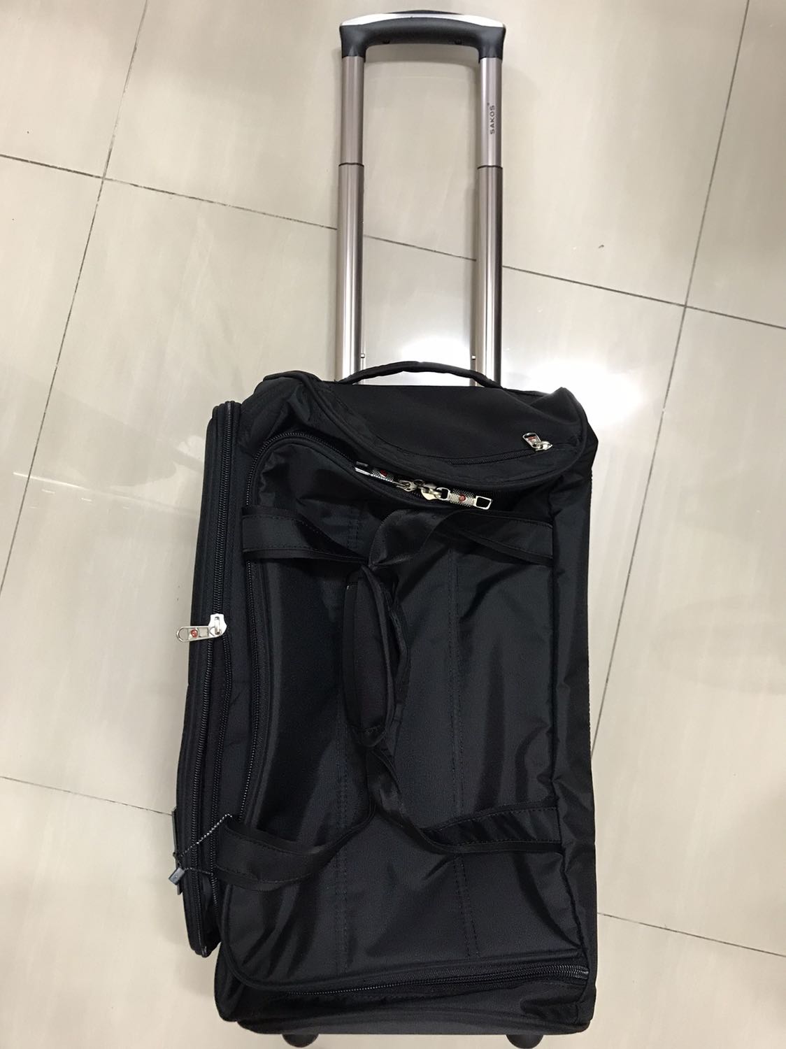 Vali đẹp. Tay kéo chắc chắn, bánh xe chất lượng. Hài lòng