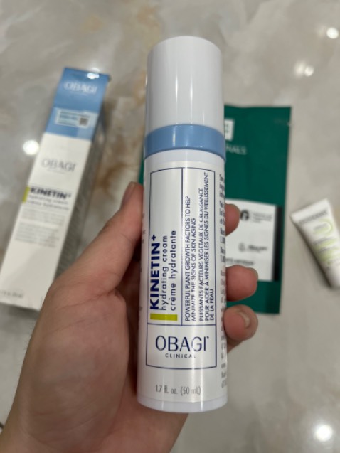 Dùng được 2 ngày, cảm nhận được sản phẩm rất tốt, mát da. Hộp đóng gói bị hỏng nặng, sản phẩm bên trong may còn nguyên vẹn do có túi bóng bao bọc.