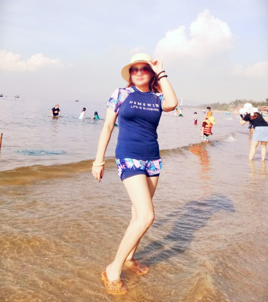 Lặng lẽ đứng nhìn về nơi xa ấy
Biển mênh mông sao chỉ có mình em
Bước chân trần trên cát trắng mịn êm
Em trước biển chợt thấy mình bé dại.

Em có bao giờ không yêu biển đâu
Đứng trước biển vẫn thấy mình nhỏ bé
Bởi tình biển muôn đời vẫn thế
Có phút nào ngừng lặng nhịp sóng xô