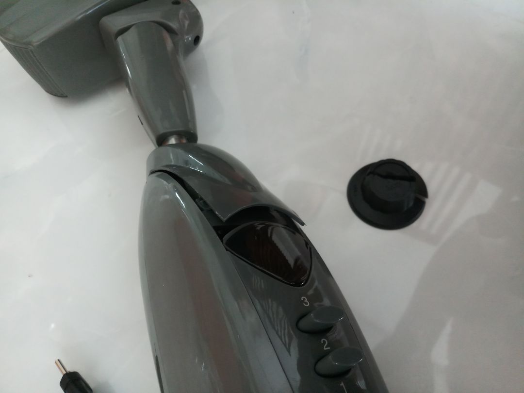 mới mở hộp kiểm tra đã thấy linh kiện vỡ móp như hình. gọi lên tổng đài thì bảo chờ 2-3 ngày , trong khi đó người giao hàng tiki ở ngay đó ko chịu lấy về.