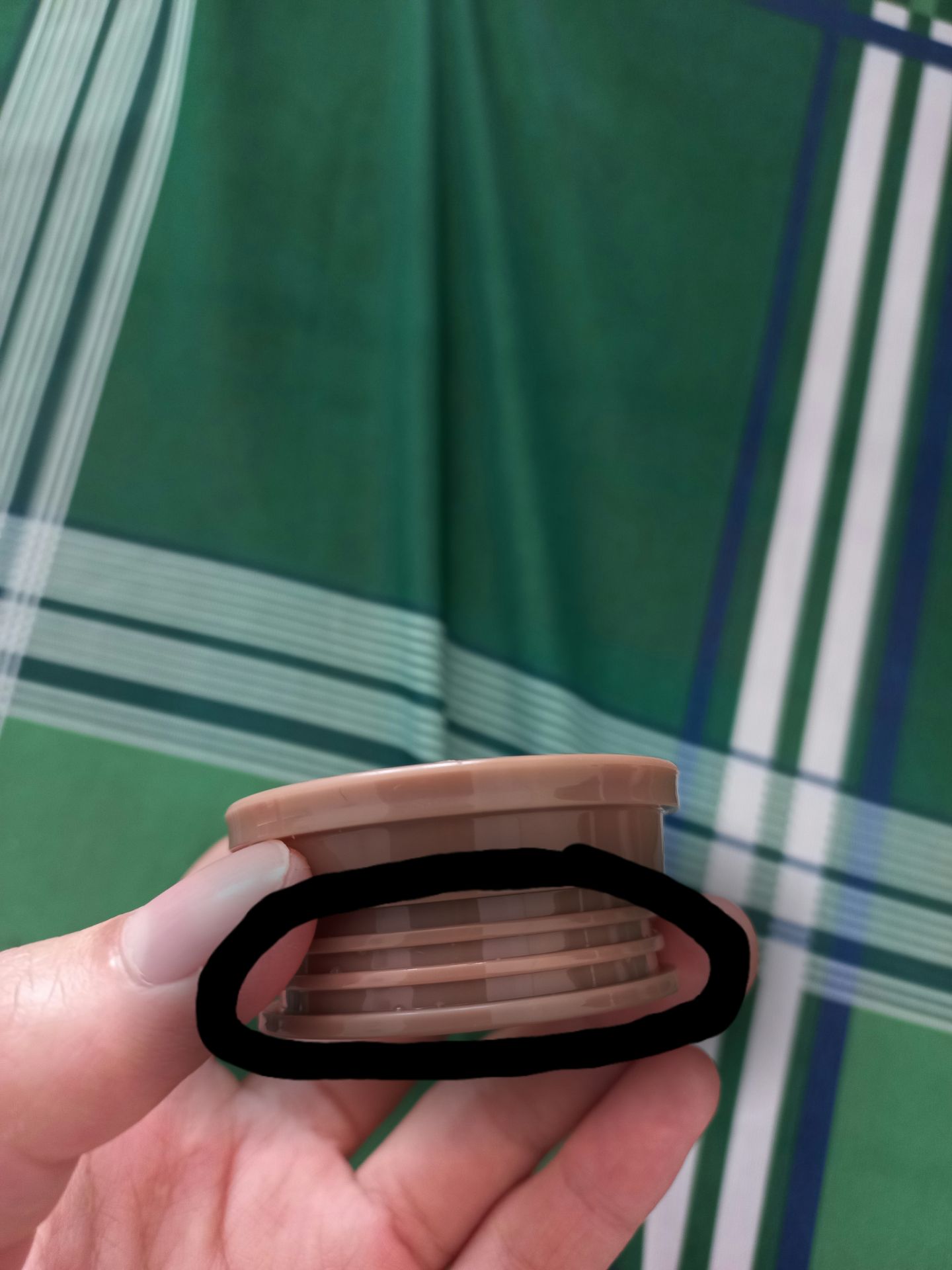 Sản phẩm rất đẹp. Nhưng hình như phần lọc trà bị thiếu thun để cố định lại vì khi mở nắp phần lọc trà không nằm ở trong bình mà bị mắc dính vào nắp luôn. Ở trong phần thành phần có để phần gioăng.