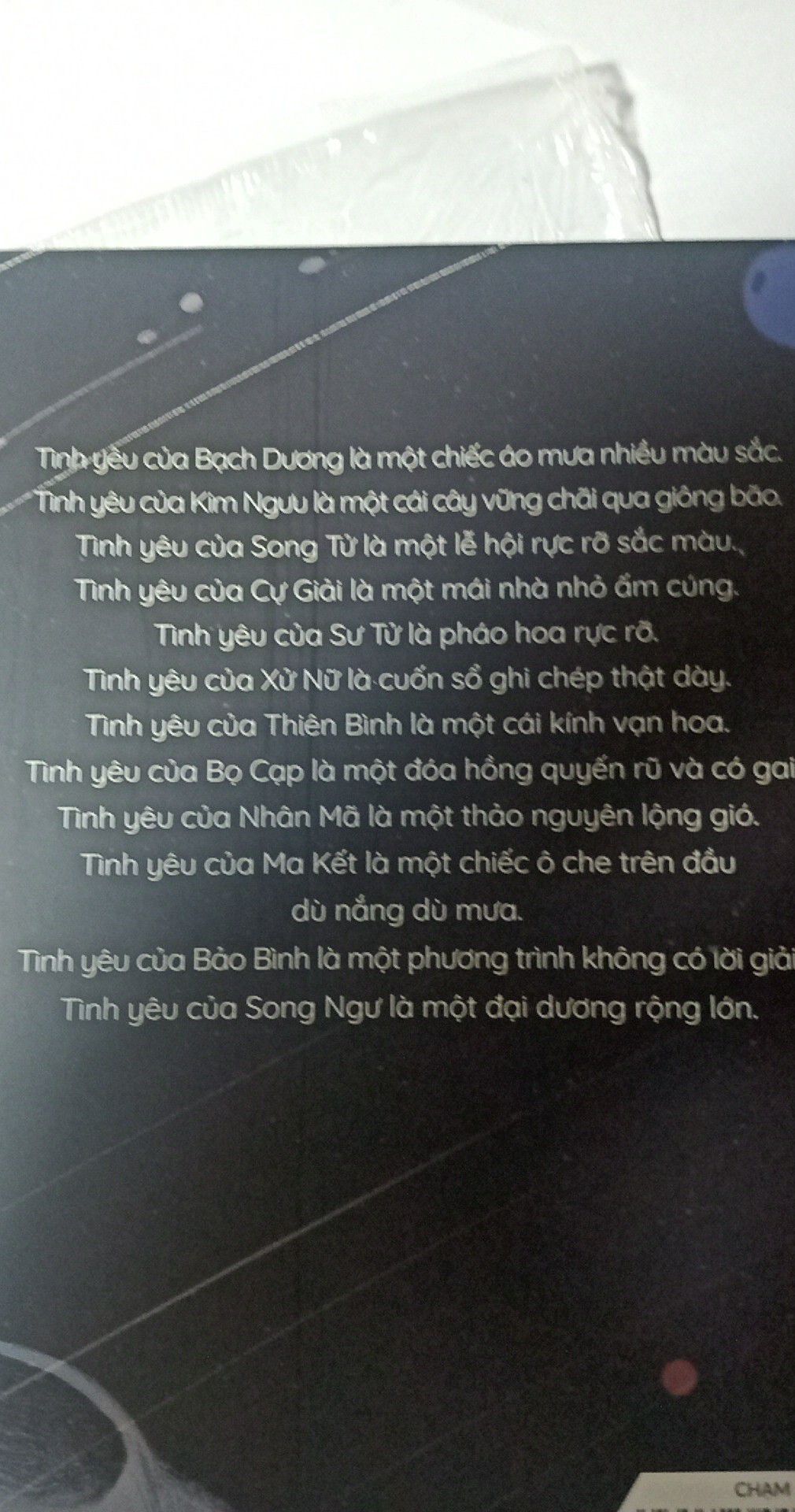 Sách gọn nhẹ, tiện đem theo. Lúc giao đến hộp đựng có bị móp mình có hơi lo. Nhưng bên trong còn một lớp bìa carton nữa nên sách không bị gì, chung quy sản phẩm rất tuyệt.