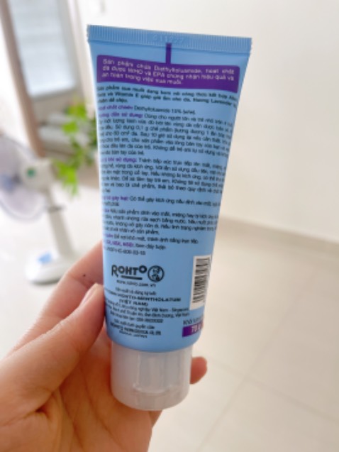 Hàng chính hãng rohto nên yên tâm rồi. Kem thơm dịu nhẹ không bị gắt mũi, chất kem thấm tốt, chống muỗi ổn.