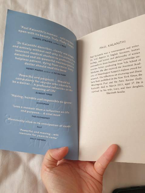 Sách in đẹp như những quyển sách khác. Giấy in hơi vàng chống lóa.
Mình mua cả 2 bản Anh, Việt