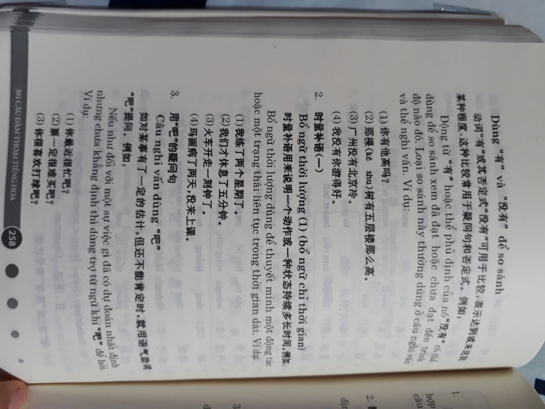 Tổng quan theo cá nhân mình thấy như sau:
1.Hình thức: Bìa cứng cáp, chất giấy tạm được, in trắng đen, chữ viết không được sắc nét lắm, một số chữ Trung phải biết pinyin để tra ra rồi mới nhìn lại chữ in trong sách.
2.Nội dung: sách này in năm 2018 (không có ghi TÁI BẢN) 3 ngôn ngữ Anh- Việt- Trung (có pinyin)
3. File nghe: không có kèm theo, nhưng sách này có thể lấy file mp3 qua google search được.
4. Hướng dẫn sử dụng: tự học bằng sách này được.