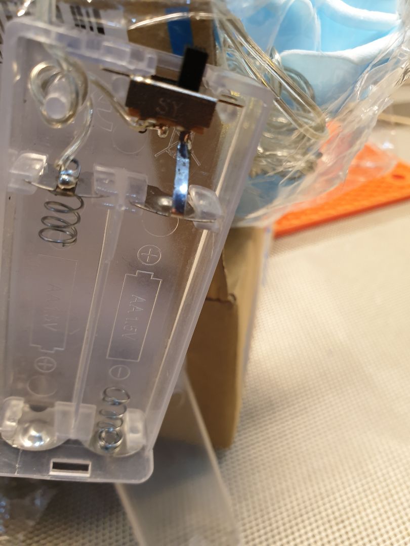 Nhạt hơn hình mẫu, đèn hơi tối.