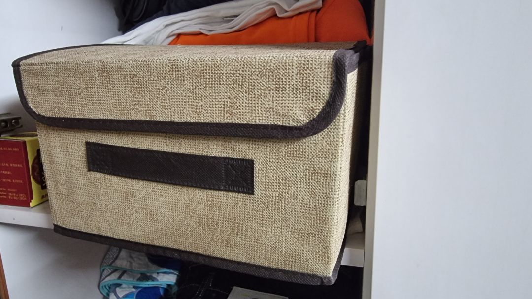 Hộp như ảnh giới thiệu, hơi íu xíu, ko dầy lắm đựng đồ nhẹ thì ok.