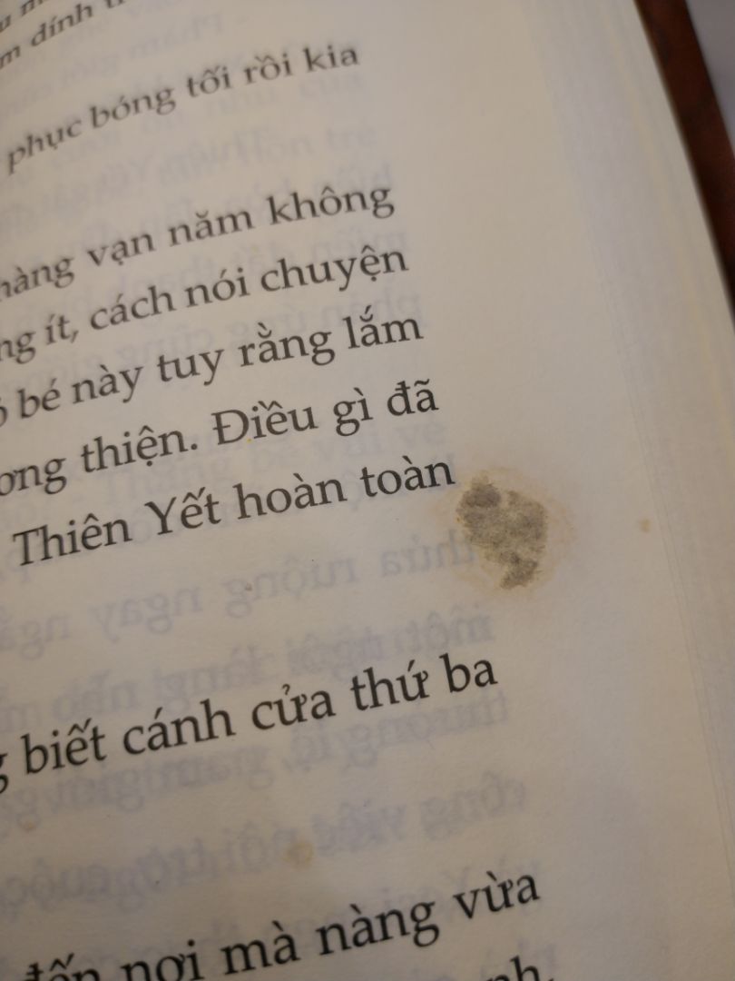 Sách giao lâu, có vết mốc và sai nhiều lỗi ? Về nội dung thì hơi trớt quớt, tác giả xử lí được những vấn đề trong các quyển trước nhưng lại chưa được triệt để.