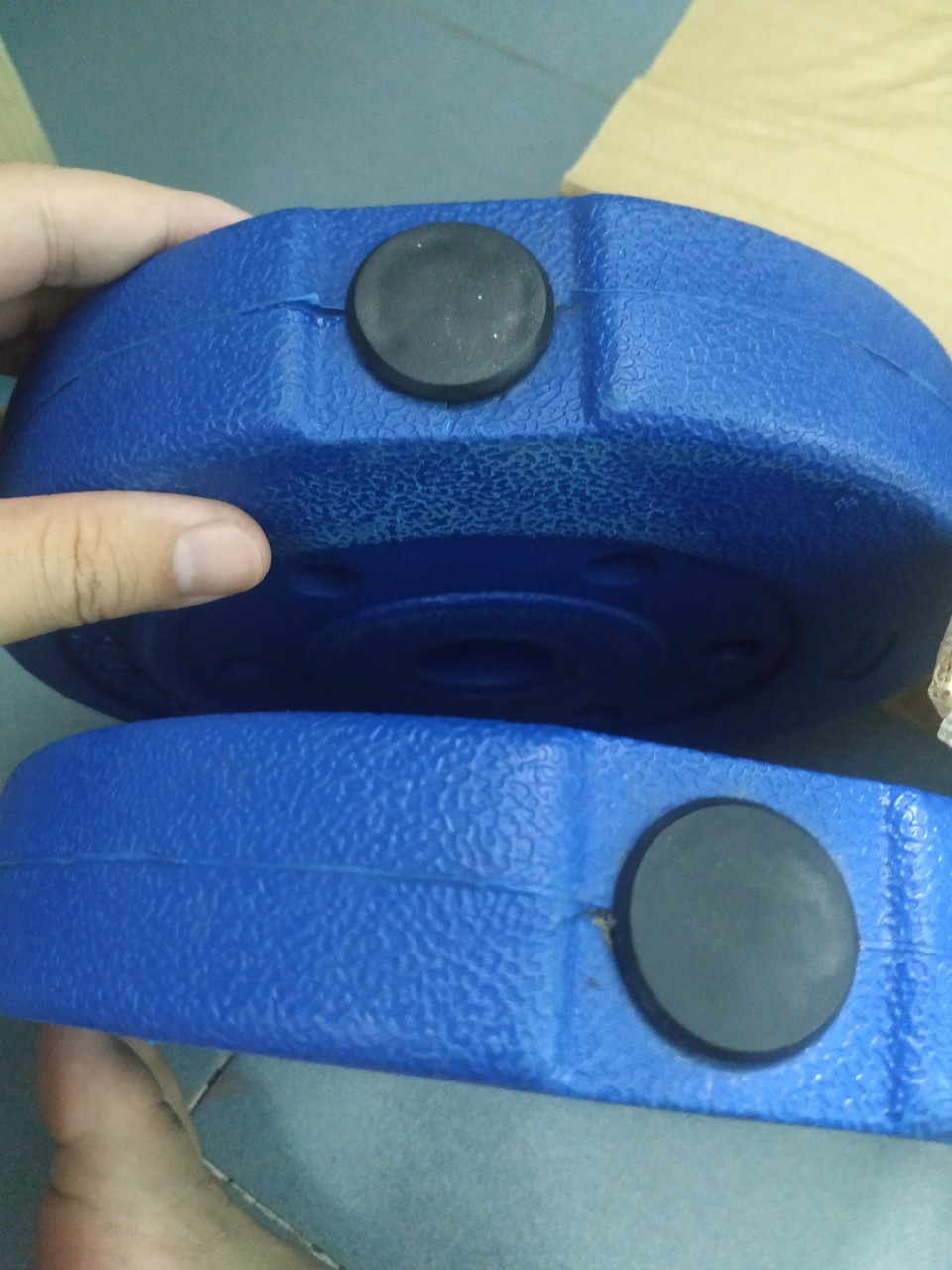 1. Giao hàng không đúng như mô tả. Mô tả là 4x1,25kg, 4x1,5kg, 4x2kg nhưng giao là 4x1kg, 4x1,25kg, 4x2.5kg.
2. Giao hàng kém chất lượng, hàng cũ đã qua sử dụng. Chỉ có hàng cục đen như hình gửi là nhìn còn mới, còn 4 cục 2.5kg là hãng cũ đã qua sử dụng bị bể ở chốt cát tràn ra ngoài, bên trong toàn là cát. Không biết các cục đen kia sẽ xài được bao lâu. Mình nghĩ chắc để tạ mạnh xuống vài lần chắc bể hết nhựa và coi như tiền mất tật mang.

Với những nhà bán hàng không đúng và hàng kém chất lượng như này mình đề nghị Tiki loại bỏ để người tiêu dùng không bị mất tiền, mất thời gian nữa.