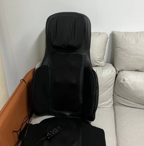 Giao hàng nhanh, đóng hộp có rất cẩn thận và to hơn mình tưởng tượng nhiều. Đệm có thêm một lớp lót da lên ngồi dựa vào rất êm. Đệm masage bằng con lăn lúc ngồi thử thì khá tốt, tất nhiên để so sánh với ghế massage toàn thân thì không bằng nhưng nó nhỏ gọn và mang ra cất vào thì tiện hơn hẳn đỡ tốn diện tích.