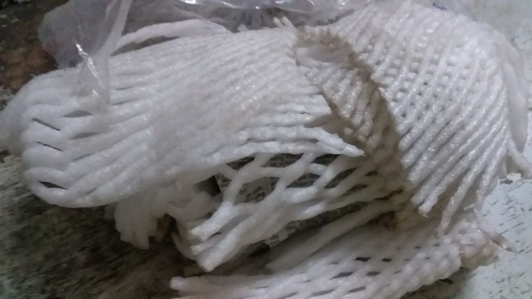 Tiki giao hàng thì đúng hẹn rồi. Hộp carton hơi bị méo và nhăn. Đèn xông gói bằng 1 lớp giấy báo và bọc xốp cũng ok, cơ mà giấy xốp gói bám bụi đen nhìn ko được vệ sinh lắm. Lỗi gói hàng mình có thể bỏ qua nhưng mi