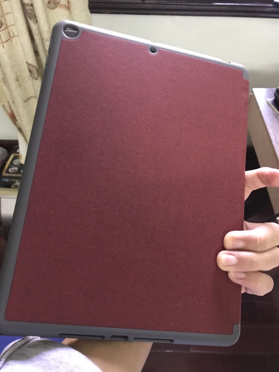 Mình mua cho ipad 9 vì cùng size nên rất vừa lòng. Phần dựng máy lên lúc đầu có thể hơi chưa có nếp gấp lâu nên hơi dễ đổ ra, nhưng gấp mạnh vào là ok. Rất đẹp và màu ưng. Bấm 5 sao cho shop giao hàng nhanh. Khay đựng bút thì chờ mua bút rồi mới trải nghiệm được😅