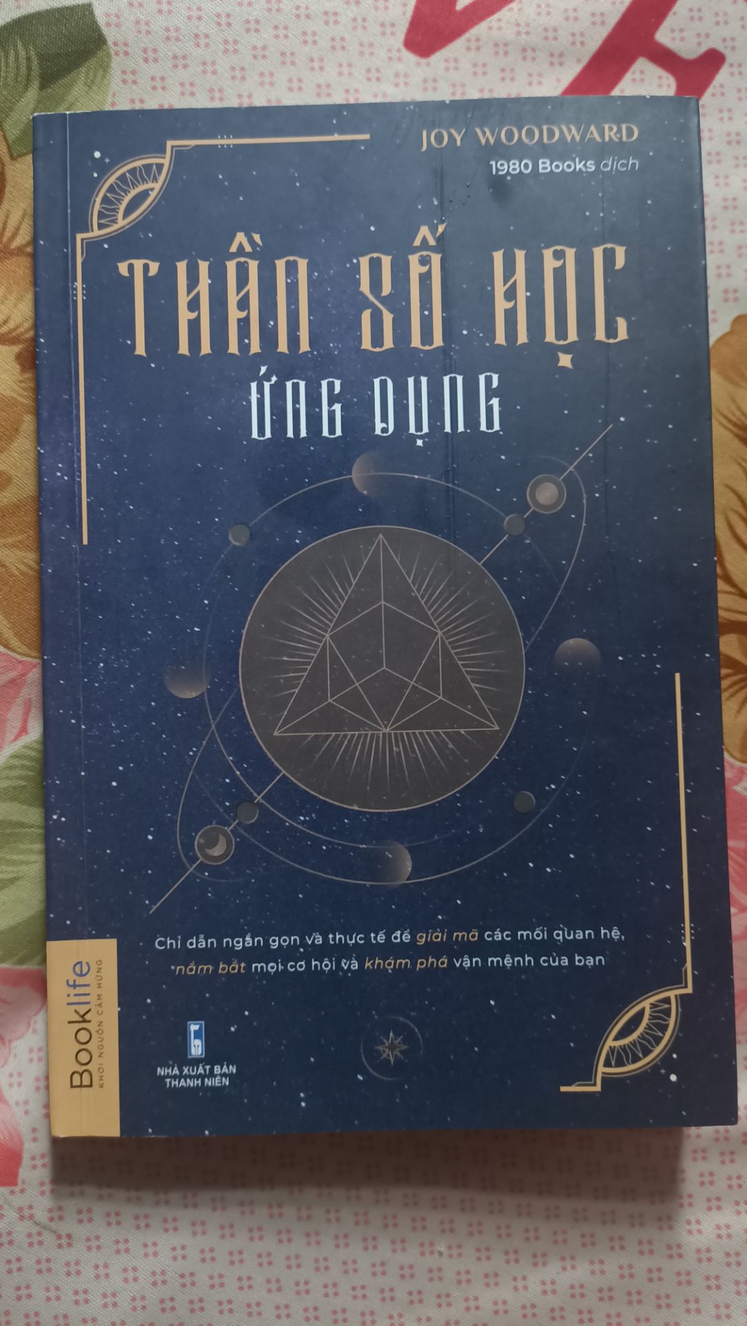 Nếu bạn muốn tìm hiểu về nhân số học (thần số học) thì quyển này khá thích hợp, rất chi tiết. Mặc dù thiếu phần biểu đồ năm cá nhân và cách viết hơi khó đọc so với quyển "Thay đổi cuộc sống với Nhân số học" của Lê Đỗ Quỳnh Hương. 
Do có nhiều mục về tính cách, đường đời...nhưng mình khuyên các bạn chỉ nên lưu ý "khuyết điểm " của bản thân để khắc phục thôi. Sau đó hãy tùy vào mục đích muốn gì khác ở tương lai ví dụ như lập nghiệp, sinh con, kết hôn...hãy đọc lại sách và tìm hiểu tiếp