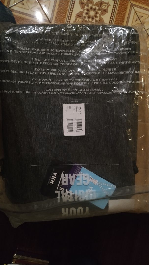 Túi dày dặn, cầm chắc tay, chưa dùng thử nên không biết có chống nước như quảng cáo hay không. Hàng chính hãng, check serial và đăng ký trên trang chủ của hãng ok.