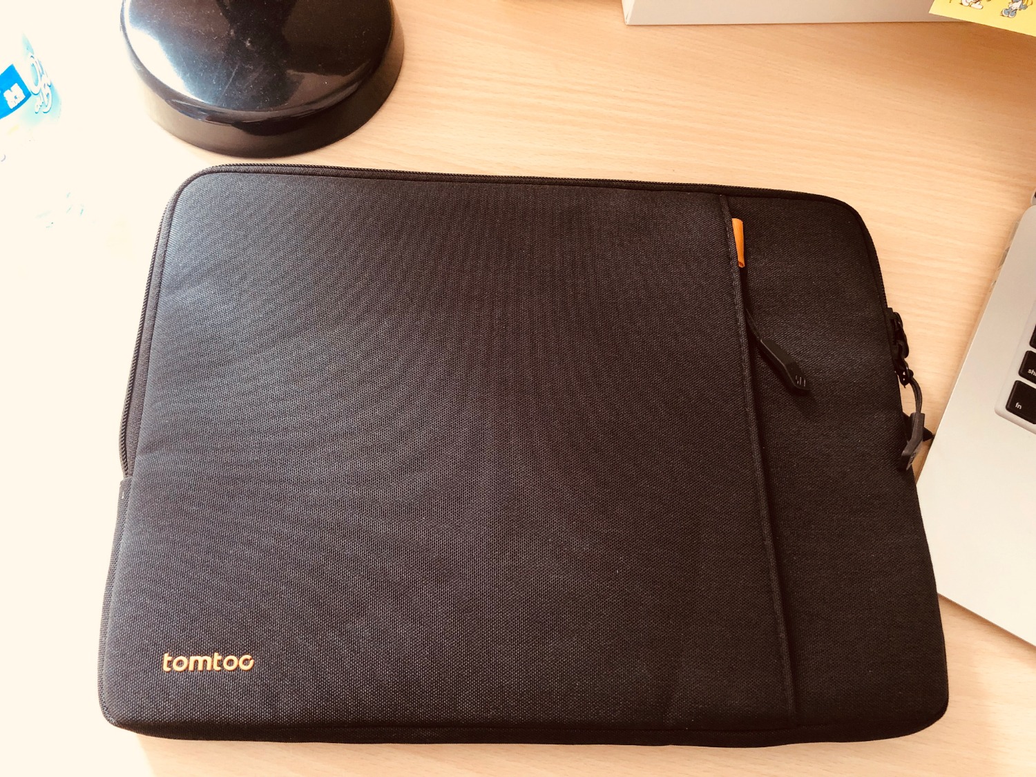 Túi đựng laptop dùng tốt, bền, đẹp, phía trong có lớp chống sốc rất mềm mại. Túi có 1 ngăn bên ngoài để đựng thêm được nhiều thứ : bút viết, tai nghe, nhưng vật mảnh mảnh hoặc sổ nhỏ. Mình không dám để cục sạc vào ngăn này vì sợ bỏ vào sẽ đè nén ngăn đựng laptop.  Thiết kế khá đơn giản nhưng nếu có thêm 1 quai để xách lúc kéo từ balo ra thì sẽ tiện lợi hơn. Về chất liệu này nếu so với các sản phẩm cùng mức giá thì chất lượng ổn.