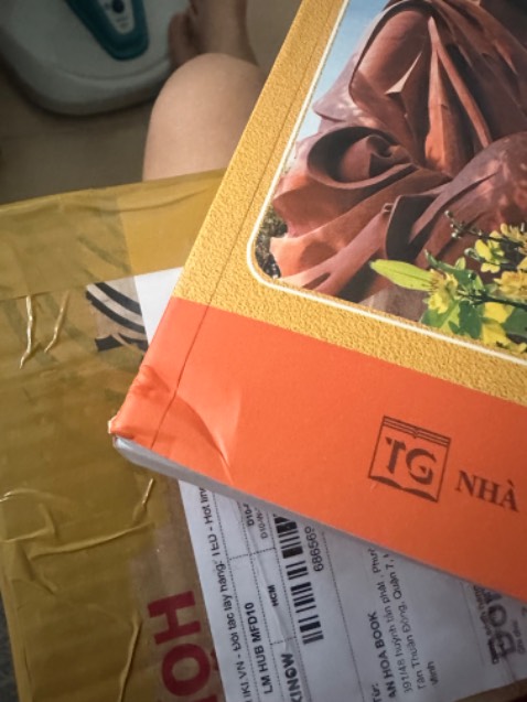 Vì tui bảo quản sách rất kỹ nên nhìn cái hộp đóng gói là thấy điềm rồi. Mở ra y rằng gãy gáy sách. Đóng gói quá sơ sài luôn 🥲
