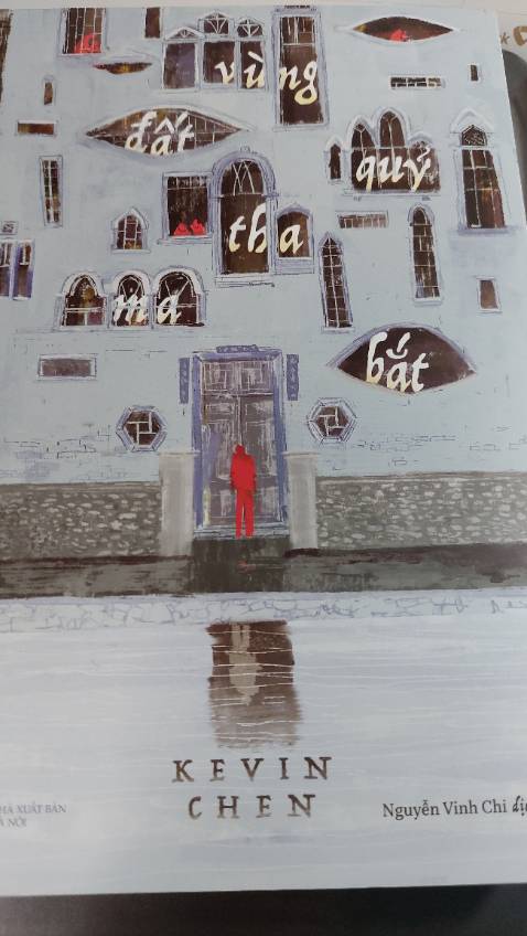 Trong tín ngưỡng dân gian nhiều nước châu Á, ngày rằm tháng 7 âm lịch vừa là ngày lễ Vu lan báo hiếu cũng là ngày tết Trung nguyên, khi mà Diêm Vương mở Quỷ môn Quan, thả các vong hồn tự do có dịp trở về dương thế. Mượn sự tích ngày lễ xá tội vong nhân với ý nghĩa một dịp đặc biệt để kết nối giữa người sống và người đã khuất, thể hiện lòng hiếu thảo từ bi và sẻ chia trong cộng đồng, Kevin Chen kể câu chuyện gia đình họ Trần ở một vùng quê nghèo miền trung đảo Đài Loan, câu chuyện là sự đan xen kết nối giữa những mảnh ký ức rời rạc với thực tại của cả người sống lẫn người đã chết khắc họa chân thực đến mức phũ phàng và bạo liệt bức tranh nông thôn Đài Loan phong kiến, lạc hậu cùng những thân phận con người nơi đây. 
Phong cách viết bình dân, ngôn ngữ và lời văn dễ đọc, dễ hiểu cùng những nét tương đồng cả về tự nhiên và văn hóa khiến câu chuyện trở nên hết sức gần gũi thân thuộc như xảy ra tại chính mỗi gia đình, lối xóm làng quê Việt Nam. Yếu tố kỳ ảo, giả tưởng, một chút hài hước cùng những bí mật gia đình được vén mở khiến câu chuyện dù cơ bản là buồn nhưng không bi lụy mà gợi mở thêm nhiều điều tốt đẹp.