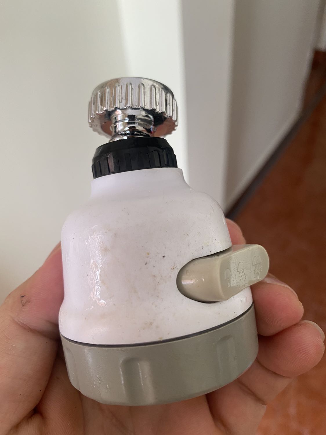 Lần đầu tiên phản ảnh với tiki vì mọi lần đếu rất tốt. Mua hàng mới mà giao hàng kiểu này. Mới mở ra như hàng cũ. Thử rửa sử dụng cũng ko sạch. Nói 3 chế độ mà hư hết 1 chế độ. YÊU CẦU ĐỔI TRẢ GIẢI QUYẾT GIÚP.!