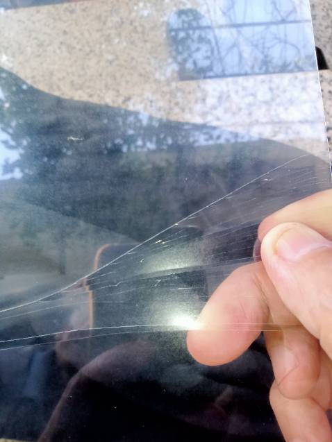 Tấm kính vừa nhận khi kiểm tra thấy rạn nứt nhiều không sử dụng được