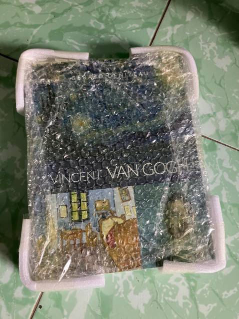 Shop có đóng chống sốc, chống móp cả 4 góc. Sách còn nguyên seal.
Sách nhận được thì năm xuất bản là 2020 nên giấy hơi vàng rồi.
Sách mỏng khoảng 130 ***, in màu. Nội dung nói về cuộc đời và tác phẩm của các danh hoạ. Thích hợp vừa đọc vào buổi chiều cùng với bánh và cafe.