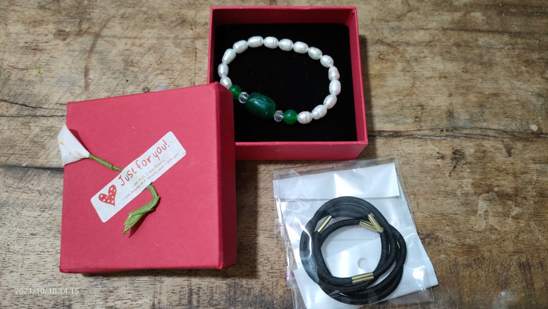 Đẹp. Nhưng so với chiếc mình mua lần trước thì chiếc lần trước hạt trai to hơn, sáng bóng hơn. Chiếc này hạt nhỏ, dây đeo cũng rộng.