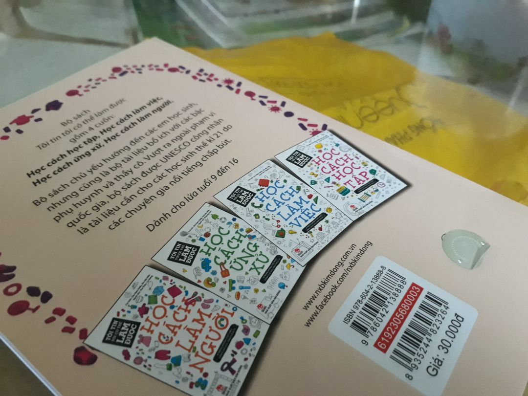 hàng quá mắc phi vận chuyển quá cao mà sách lại nhỏ nó còn bị ai chóc ra nữa. Mà trên bao bìa nó bán có 30.000 à mà trên tiki nó lại bán 40.000 luôn ấy chứ !