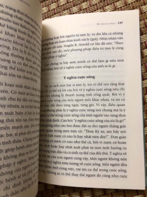 Cuốn sách tương đối ổn, tuy nhiên nội dung cuốn sách hơi đi sâu vào việc phân tích tâm lý của con người một chút, và có chút hơi khó hiểu, nên đọc chậm một chút. Cuốn sách cũng được viết một cách liên tục chứ không chia thành nhiều chương nhiều phần nên đôi khi cứ đọc một lèo không có điểm dừng. Tuy nhiên cuốn sách được viết trong một thời gian rất ngắn nên cũng không thể đòi hỏi gì nhiều. Những nội dung của cuốn sách được viết từ thời điểm còn chiến tranh nhưng vẫn có thể áp dụng tốt ở hiện tại. Chỉ cần con người có một lý do để sống tiếp thì dù có khó khăn như thế nào cũng có thể vượt qua được. Rất cảm ơn tác giả ạ, cháu sẽ còn đọc lại cuốn sách này của ông. Về vấn đề đóng gói và ship thì 10 điểm rồi nên không có gì để nói nhiều. Cảm ơn Tiki rất nhiều