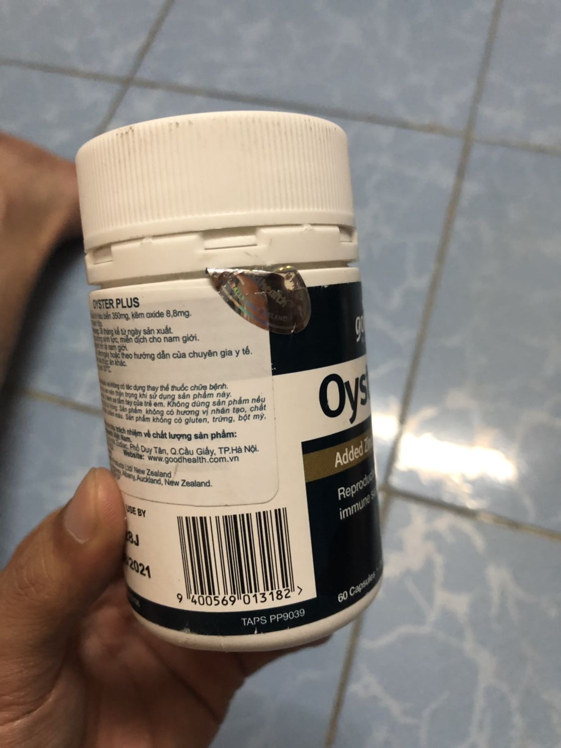 Sản phẩm không như quảng cáo, trông như hàng giả. Không rõ tiki tiếp nhận sản phẩm có kiểm tra lại  rồi mới chuyển đến khách hàng không? Liệu cam kết hàng chính hãng như triết lý của tiki có đúng không? Vì liên quan đến sức khoẻ và uống vào người nên mình rất quan ngại không biết có nên sử dụng với sản phẩm này. Hy vọng những đơn hàng có sản phẩm liên quan đến sức khoẻ tiki nên kiểm tra thật kỹ để tránh trường hợp như thế này! Tôi là khách hàng trung thành của tiki hơn 5 năm đây là lần đầu cảm thấy quá thất vọng khi nhận hàng.