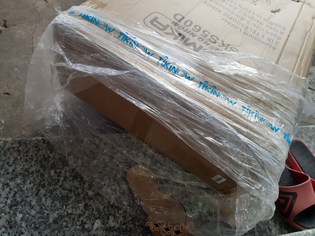 lần đầu gặp trường hợp Shipper gọi ra bưu cục lấy hàng, mình bảo chuyển tới nhà thì nói là địa chỉ ko rõ ràng. Nhìn kiện hàng mà ko muốn nhận luôn, bao bì gần như lột sạch, thùng bị thủng tùm lum. Hàng mấy triệu bạc mà thấy mất giá trị quá. Khâu vận chuyển quá tệ!