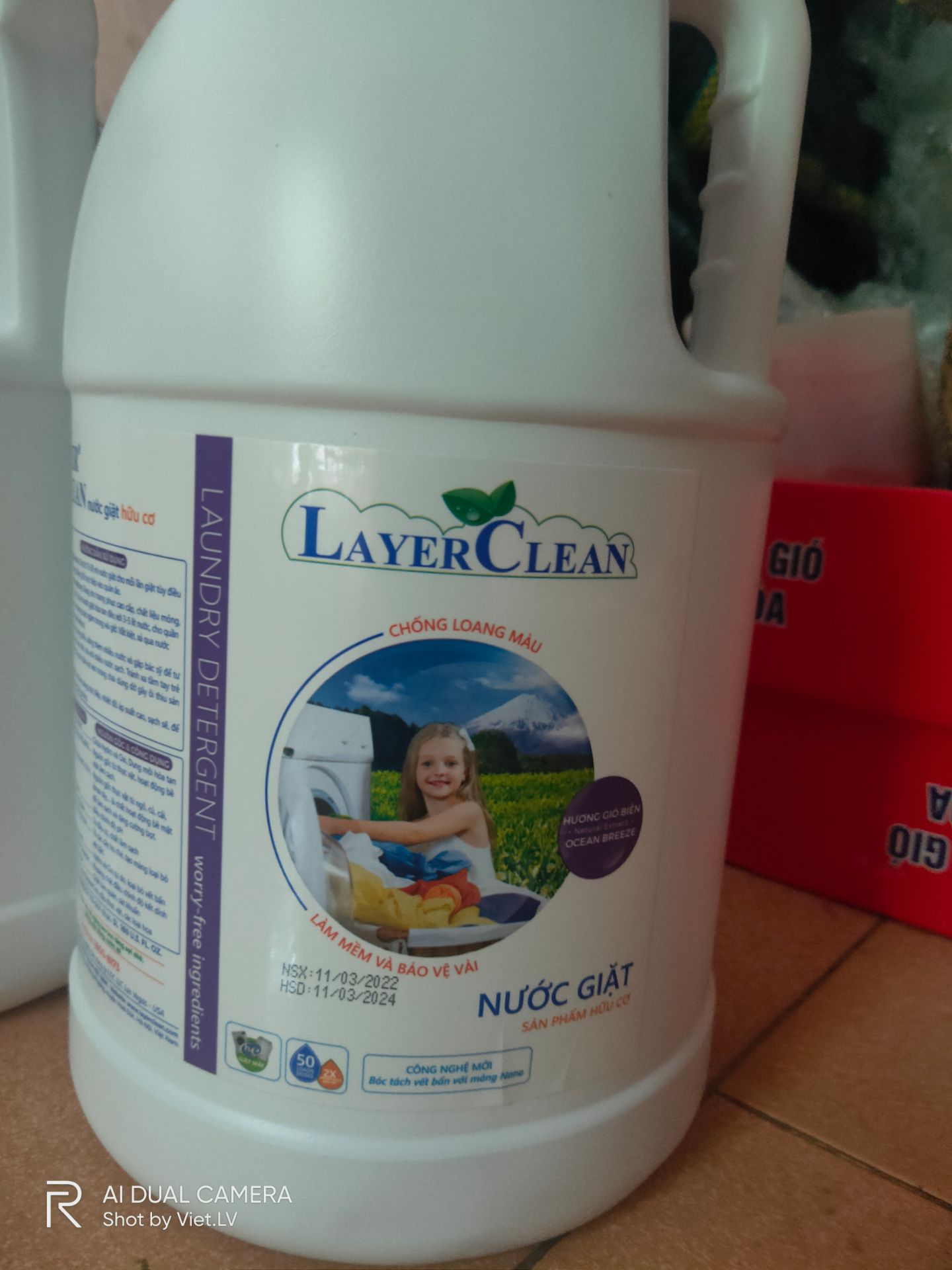 về đóng gói và vận chủyen trên tiki thì nhất rồi ko sàn nào chất lượng đc như tiki. Về sản phẩm thì date mới sx tháng 3.22 , hàng layerclean này nhà mình dùng từ lâu râts thích, ko hại hay gây khô da tay, mỗi tội kênh bán lẻ ở tỉnh gẩn như ko có, khó tìm mua quá . mua trên mạng thì tiki cước rẻ mà nhanh nhất, mua 2 can 10l tất cả mà freeship luôn, trong khi các sàn khác cước này fai đến hơn 100k shio :v. tiki ko chê vào đâu đc