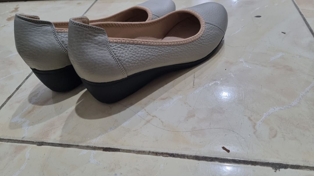 Da mềm, đi êm nhưng kích thước vẫn chưa chuẩn lắm. Size chân mình 39 Europe, mua size 40 của shop vẫn hơi kích một chút. Có lẽ đi thêm 1 thời gian nữa hy vọng rộng ra chút. Da mềm, đi êm nhưng kích thước vẫn chưa chuẩn lắm. Size chân mình 39 Europe, mua size 40 của shop vẫn hơi kích một chút. Có lẽ đi thêm 1 thời gian nữa hy vọng rộng ra chút.