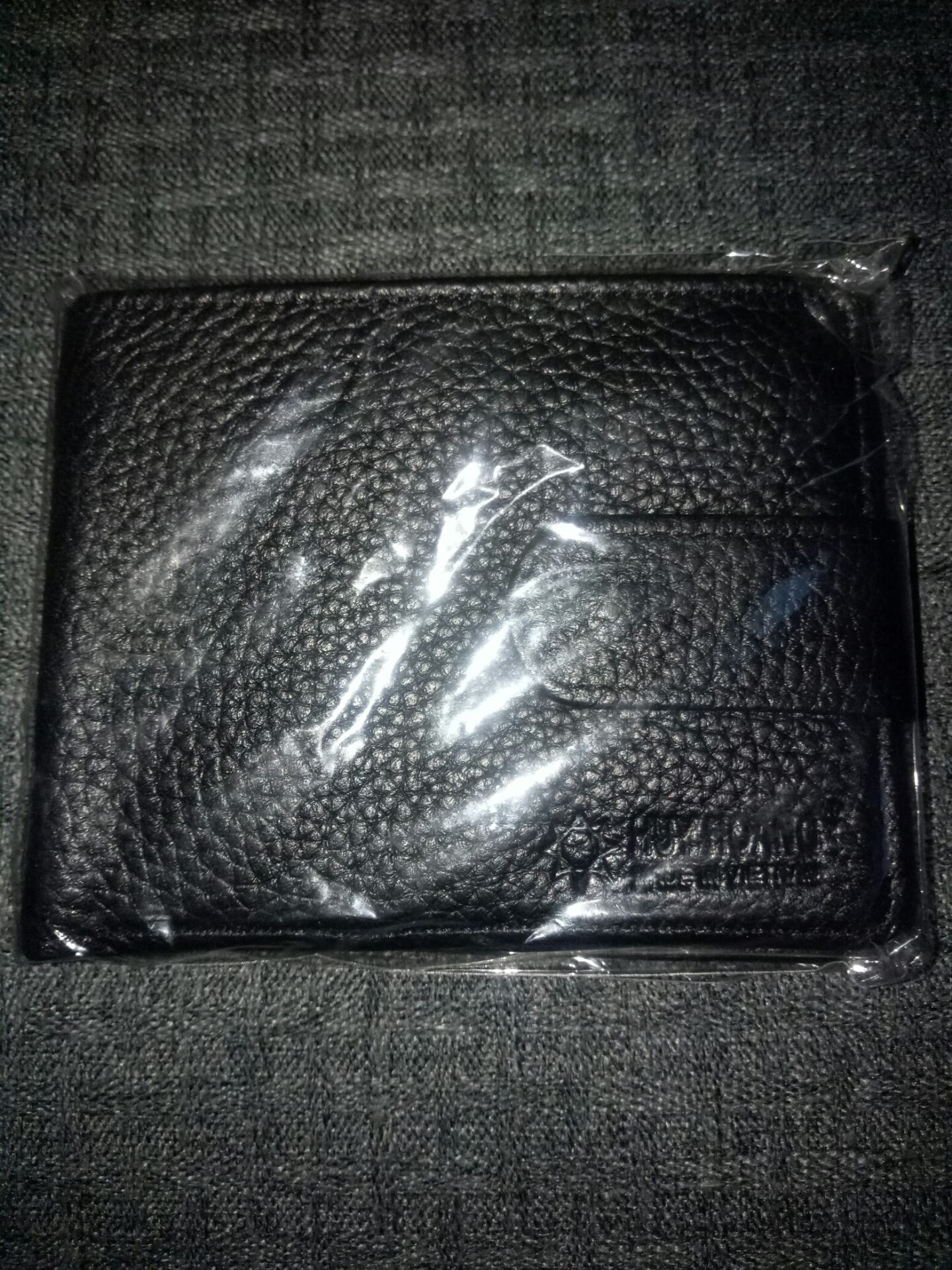 sản phẩm đúng như hình ảnh mà tiki đăng bán 
sản phẩm được gia công tỉ mỉ từng đường chỉ 
sản phẩm tuy mới nhưng không hôi mùi mấy 
có thẻ bảo hành 12 tháng của nhà sản xuất trong đó ghi rõ 
tên sản phẩm 
mã số sản phẩm 
ngày mua 
và có *** để 
gọi khiếu nại 
gọi bảo hành 
và có địa chỉ cửa hàng bảo hành rõ ràng 
sản phẩm cũng rất mềm không cứng 
giao hàng nhanh 
sản phẩm được bọc rất nhiều lớp và kĩ càng ở cửa hàng và tiki cũng vậy 
em trai giao hàng nhanh nhẹn vui vẻ