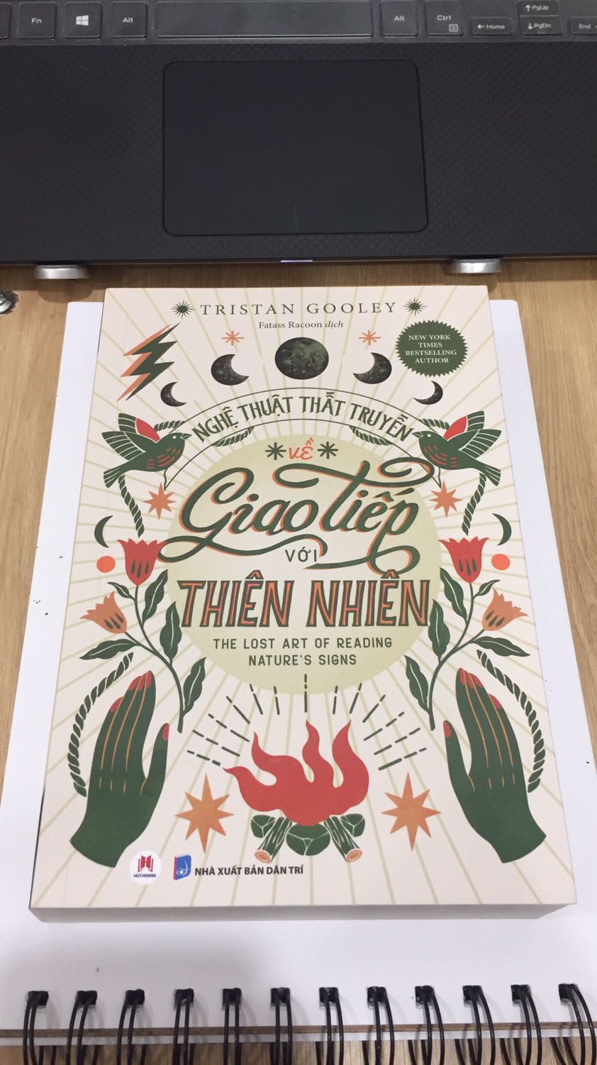 Sách mới tinh, bìa đẹp và được bảo quản rất tốt. Cuốn sách cung cấp cái nhìn thú vị trong sự thấu hiểu của tác giả về thiên nhiên và điều hướng thiên nhiên. Độc giả được dẫn dắt bằng lối phân tích chi tiết, rõ ràng ở cả góc độ khoa học và cảm quan, đối với cách nhận biết về sự giao thoa giữa thiên nhiên và con người. Như một câu chuyện đầy tính phiêu lưu và hoà mình vào tự nhiên, hứa hẹn sẽ không làm bạn phải chán ngấy!