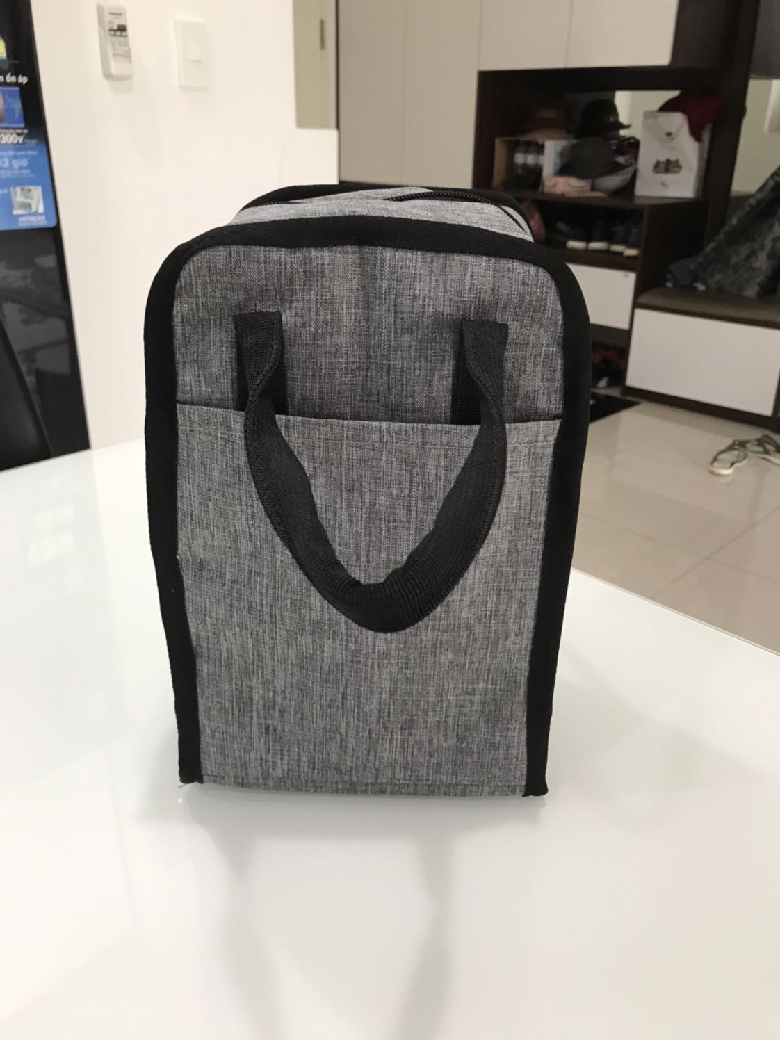 Túi đẹp tuyệt vời . Đựng vừa cặp lồng 4 ngăn của thái lan ,vải chống nước ,chống hôi , mình đã mua 3 sp kích cỡ khác nhau của hãng . Dòng túi đựng đồ vp tốt nhất VN 👍