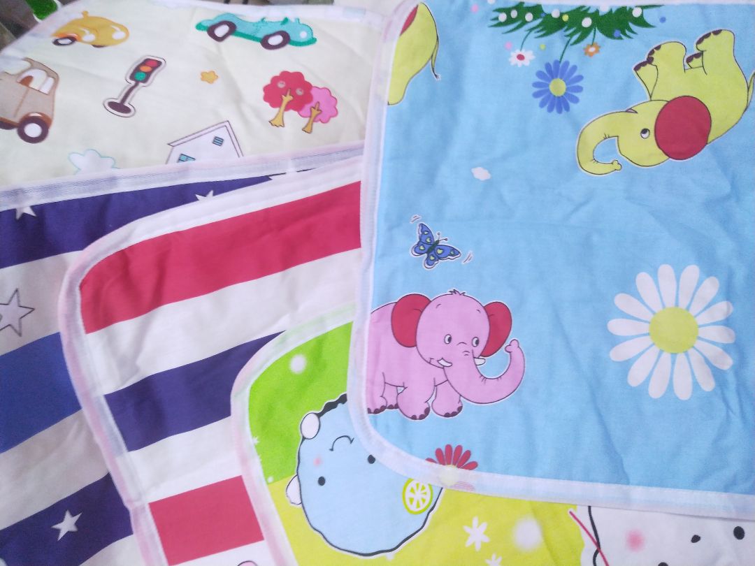 Tấm lót dày dặn, bề mặt cũng mềm. Màu sắc, hoạ tiết dễ thương. Chưa dùng nên chưa biết khả năng thấm hút như thế nào, nhưng nhìn tổng quan khá hài lòng. Cảm ơn shop.