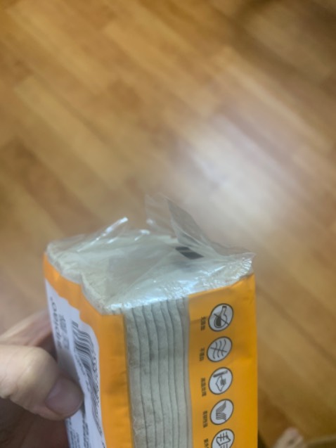 Giấy nhìn không vệ sinh, bao bì giấy đóng gói không kín, sơ sài. Giấy mủn
Mua 1 thùng về thất vọng quá, đành dùng để lau bàn và lau giày.