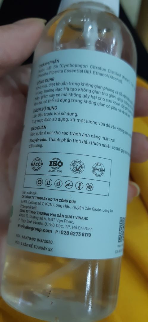 Shop giao nhanh, đóng gói đẹp, có dán sticker rất có tâm luôn, có tem chống hàng giả luôn nên yên tâm lắm. Còn bạc hà chắc khỏi phải nói rồi, vừa thơm vừa mát, ai cũng mê, dùng hết mình mua luôn chai lớn haha