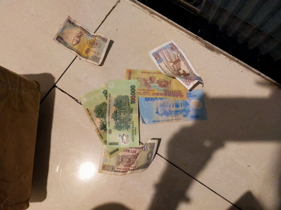 Yêu cầu vận chuyển liên hệ với tôi gấp. Giao hàng lúc tôi đang bận cháu nhỏ thối thiếu tiền tôi