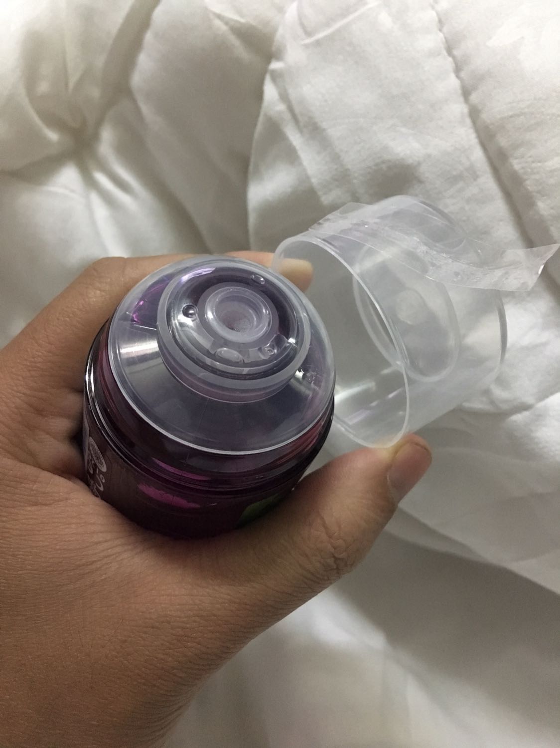 Thấy mọi người chê ko có tem niêm phong mình mở hộp thì thấy có băng dính dầy dán niêm phong mà. Có tem phụ nhà nhập khẩu DKSH nên cũng yên tâm hơn. Mùi thơm hăng hắc. Sử dụng thấy cũng ổn nhưng nhìn lọ đẹp nên thích hơn loại khác ?