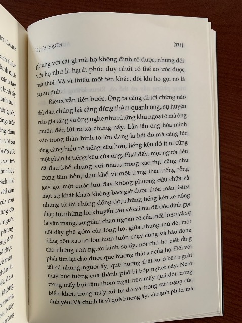 Tôi sẽ k bao giờ mua sách nhã nam. 1 bản dịch quá tệ. Thậm chí nhã nam còn ghi rõ là k tìm được tác giả bản dịch. Bản dịch này từ năm 1968 văn phông và từ ngữ quá cổ quá cũ. Khuyên chân thành mọi người không nên đọc. Và chú thích tác phẩm này không hề đoạt giải nobel đâu nhé