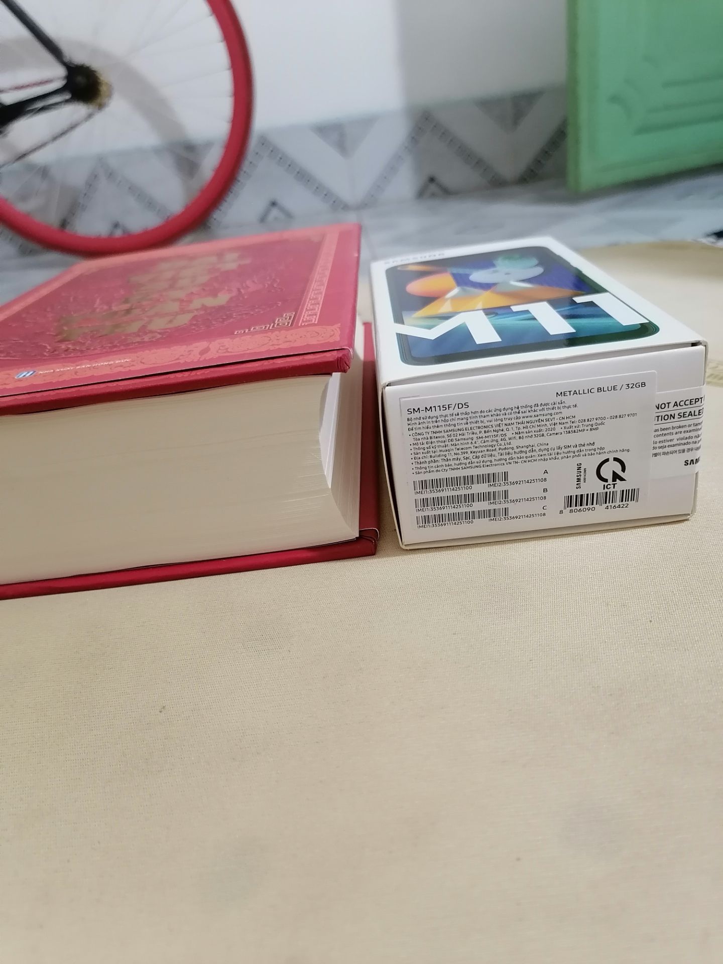 Sách 1.300 trang,dày luôn bìa là khoảng hơn 6cm.nhìn khá đồ sộ và hầm hố nhá các bạn,xứng đáng đồng tiền lắm.nội dung thì các bạn tự đánh giá vì đây là sách sử,lại rất nổi tiếng rồi.mình review vậy để các bạn nào còn là học sinh hay đang phân vân có nên mua hay không thì mình khuyên mua nhé.mình mua giá lúc đó lá 117k ( giá bìa 235k). mình mua 2 cuốn khác nhau áp mã giảm giá 10%,freeship là 147k.khá rẻ Sách 1.300 trang,dày luôn bìa là khoảng hơn 6cm.nhìn khá đồ sộ và hầm hố nhá các bạn,xứng đáng đồng tiền lắm.nội dung thì các bạn tự đánh giá vì đây là sách sử,lại rất nổi tiếng rồi.mình review vậy để các bạn nào còn là học sinh hay đang phân vân có nên mua hay không thì mình khuyên mua nhé.mình mua giá lúc đó lá 117k ( giá bìa 235k). mình mua 2 cuốn khác nhau áp mã giảm giá 10%,freeship là 147k.khá rẻ