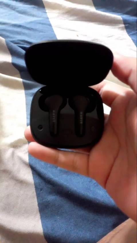 Shop giao hàng nhanh, gói hàng kĩ, hàng đến tay khách nguyên vẹn. Tai nghe âm thanh ok so với giá tiền