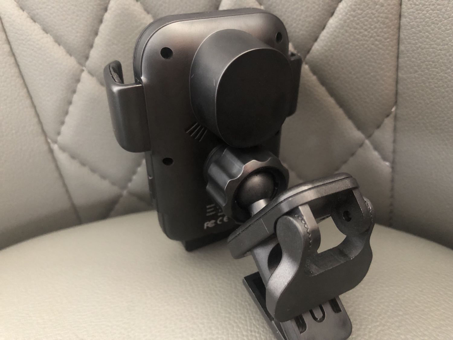 Giữ tốt, sạc thông minh khá tiện lợi chạy đường xa như mình, điểm cộng cho shop tặng kèm đế hít, giá hơi cao nhưng hài lòng về chất lượng sp nhé shop