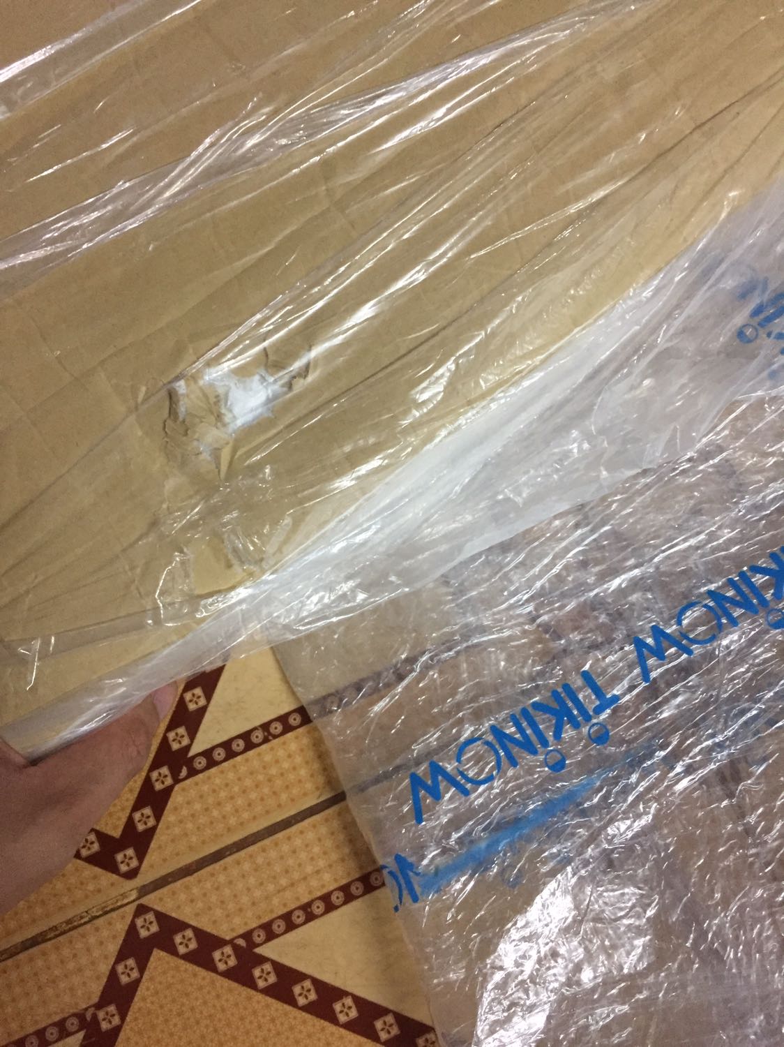 Quá thất vọng với cách làm việc của tiki, không biết đây là lỗi của shop bán hàng hay tiki nhưng bán hàng như vầy chẳng khác nào *** đảo! Hàng mỏng như giấy dán , mỏng hơn loại 3mm mình đã mua! Các bạn có thể thấy đây là hình ảnh tôi đã mua, số 1 là tôi mua ở shoppee , còn 2,3,4 là mua ở tiki, chất lượng càng về sau càng tệ, gói hàng thì dơ k thể tả, giao hàng thì bị rách 1 tấm, lần trước yêu cầu đổi hàng thì tới nay k thấy ai liên lạc, bây giờ tôi muốn trả hàng mong tiki giải quyết sớm cho tôi!