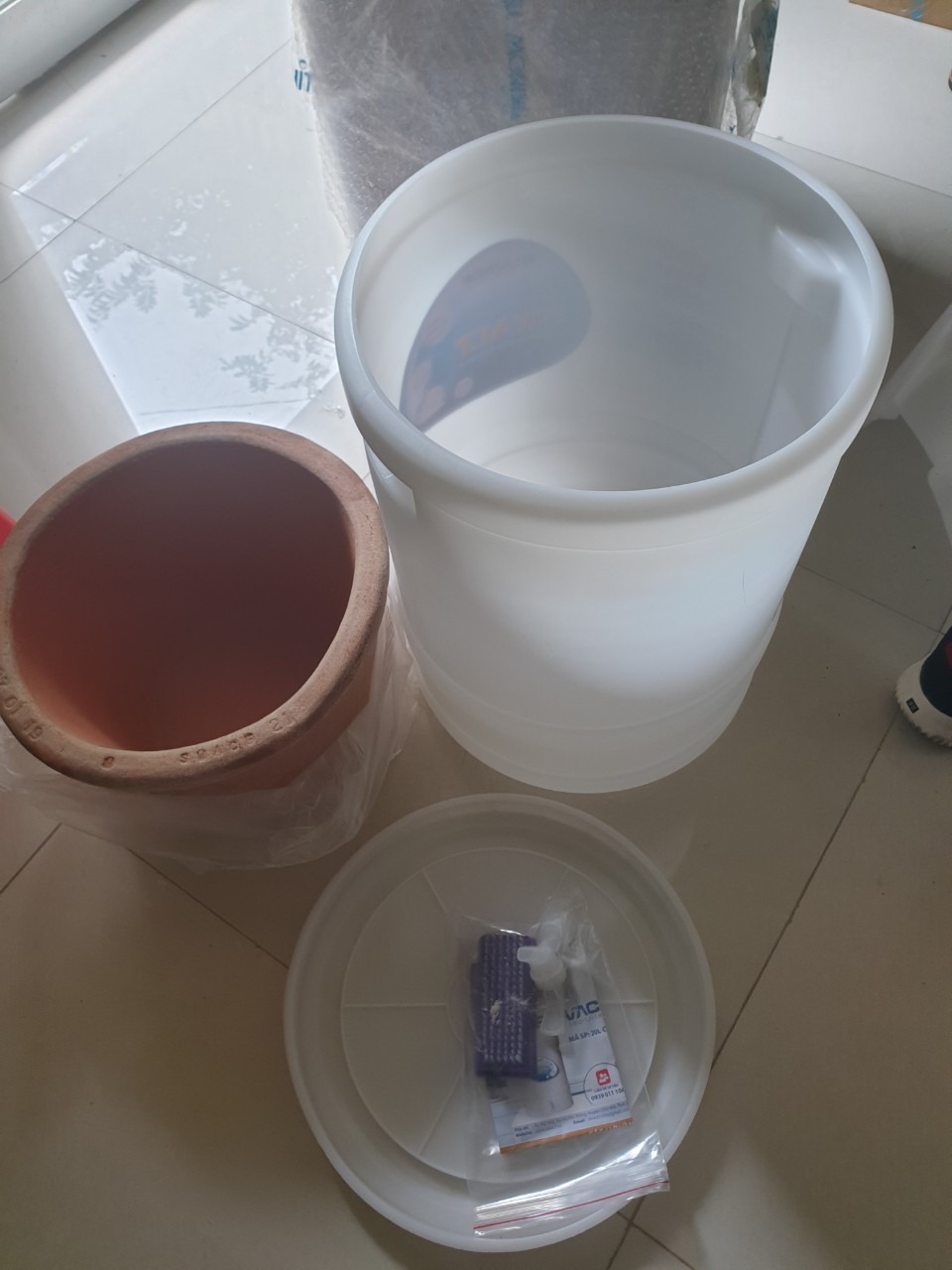 Bình lọc nước nhanh. Tuy nhiên có lẽ vì giá thành nên chất lượng bình nhựa hơi mỏng. Tiki đóng gói rất cẩn thận, giao hàng nhanh.