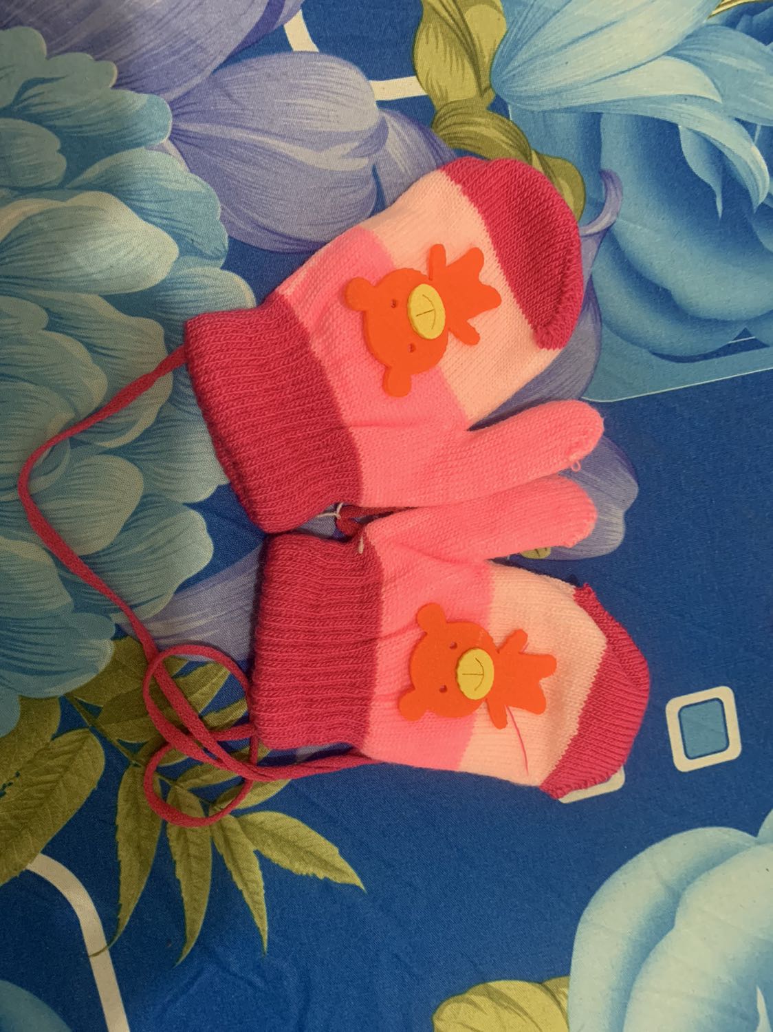 Bé nhà mình bé trai, shop gửi đôi màu hồng của bé gái, giờ mình muốn đổi lại màu xanh hay màu nào dành cho bé trai cũng đc. Sp giao không giống như mẫu quảng cáo.. Đề nghị shop nên để thêm lựa chọn là trai/gái để giao hàng cho chuẩn hơn nhé