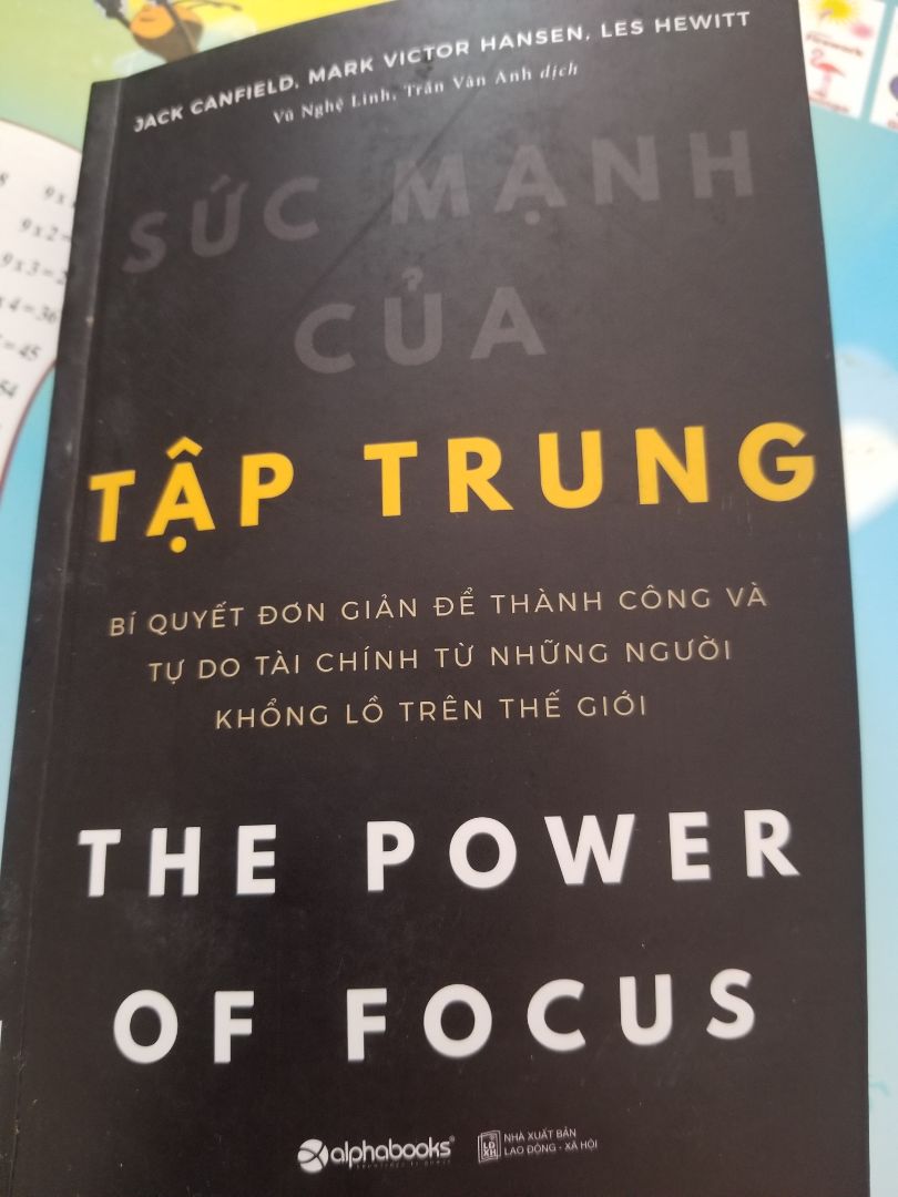 - Tuy chưa đọc hết, nhưng sau khi đọc hơn 1/3 quyển, cá nhân mình cảm thấy sách không truyền tải đúng nội dung như tiêu đề "Sức mạnh của tập trung" mà chỉ quanh quẩn ở việc lên mục tiêu cho cuộc đời, lời khuyên về thói quen, xây dựng mối quan hệ,...là điều mà bạn có thể thấy ở hầu hết các cuốn self help khác. Nếu bạn đang nghĩ quyển này sẽ đưa ra những lời khuyên, thông tin khoa học, kiến thức về kỹ năng tập trung,...hay nói chung là bàn về sự tập trung, thì bạn sẽ khá thất vọng đấy vì theo như mục lục là chỉ có một chương nói sơ về việc đó ~~.
- Ngoại quan sách Tiki giao cho mình không vấn đề gì.