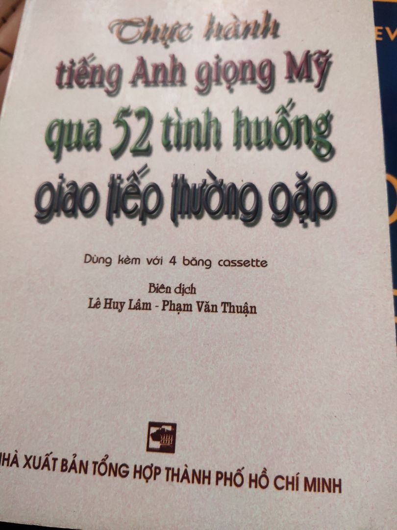 sách dày, giao hàng nhanh chóng, điểm trừ lớn nhất là không có đĩa CD kèm theo, vậy sao thực hành nghe giọng Mỹ được ạ?? rất mong tiki, chủ shop hướng dẫn nguồn down file nghe về để học hiệu quả nhất ạ!