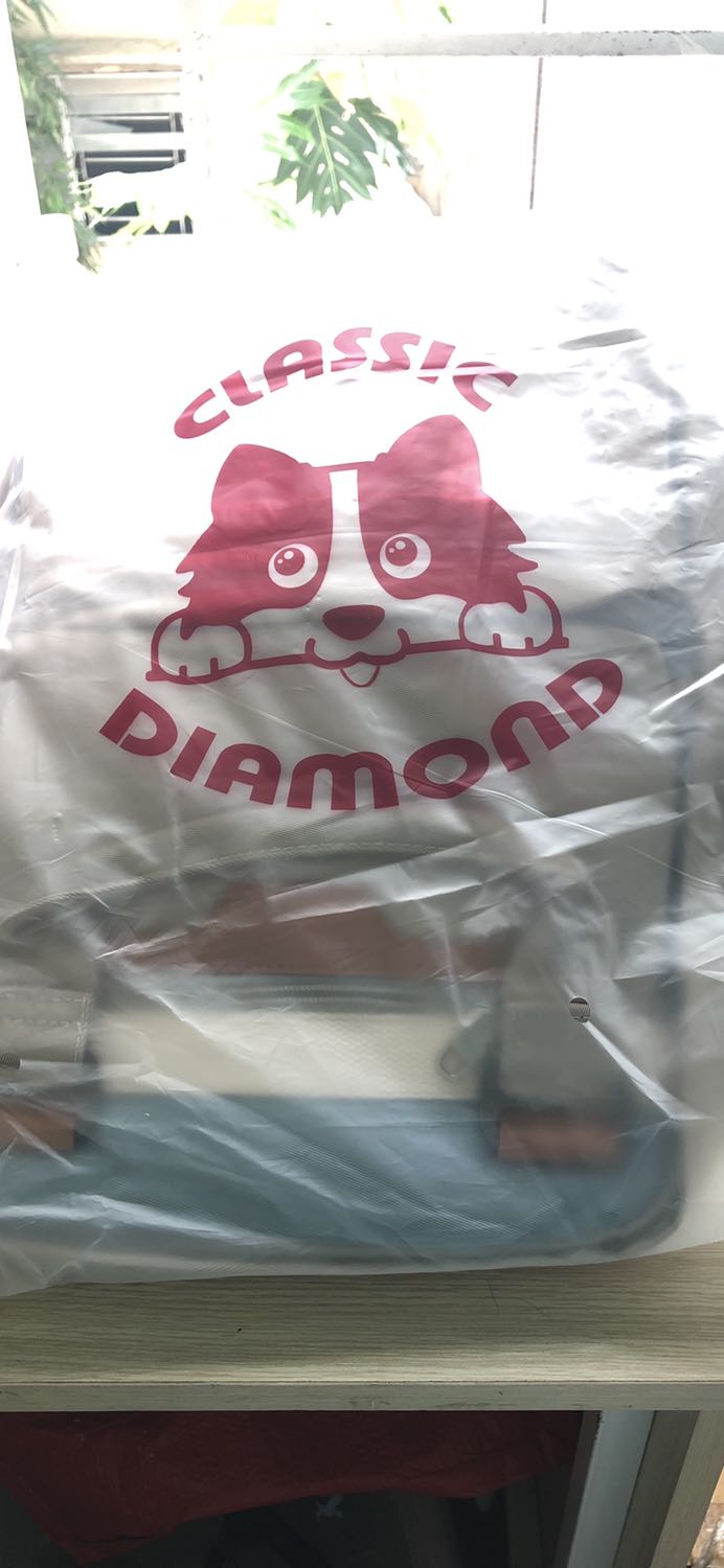 Cặp đúng như hình, có tem hãng Classic diamond. Dây kéo trơn, màu đẹp như hình chụp, màu kem sợ dễ dơ quá :(