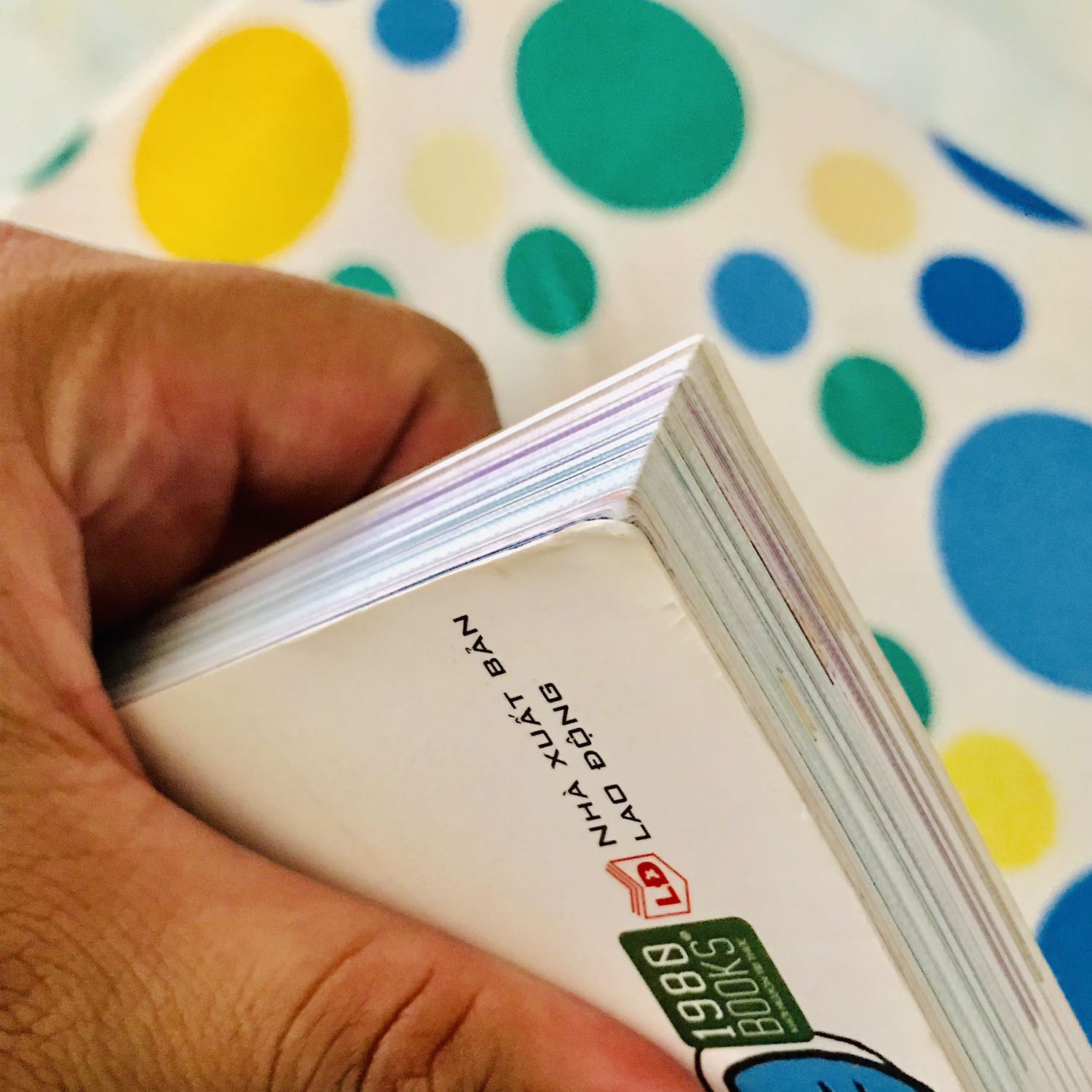 Mình dùng dịch vụ của tiki mới hơn 13 tháng, mua cũng vài chục quyển sách, và đây là lần đầu tiên mình viết nhận xét. Người nhà mình nhận hộ vì mình k có nhà. Vỏ hộp đựng tiki của mình 20 đơn gần đây hầu như nhàu nát 70% và hơn 50% bị khoét móc mất hoá đơn giấy. 
Khá thất vọng.
Nhưng tiền nào của nấy mà, mua sale off 50% thì v cũng ok. Hi vọng shipper Ninja có tâm hơn. Lúc trước shipper của Tiki luôn tuyệt vời.